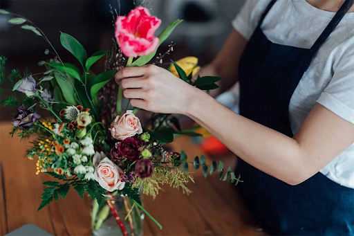 The Benefits of Using Flower Delivery Services That Work With Local Florists